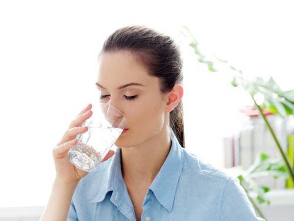 Nước lọc: Một cốc nước bình thường có thể giúp chúng ta không những tỉnh táo hơn mà còn lấy đi cả sự mệt mỏi và căng thẳng. Nước lạnh là sự lựa chọn tốt nhất, bởi nó có khả năng đánh thức các dây thần kinh sau khi tiếp xúc với da do sự thay đổi đột ngột của nhiệt độ.