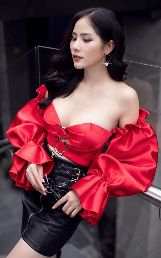 Hoàng Hạnh sinh năm 1992, là á hậu trong cuộc thi nhan sắc ít tên tuổi là Hoa hậu Sắc đẹp châu Á 2017. Sau đó, cô hoạt động trong lĩnh vực người mẫu nhưng chưa có nhiều dấu ấn.