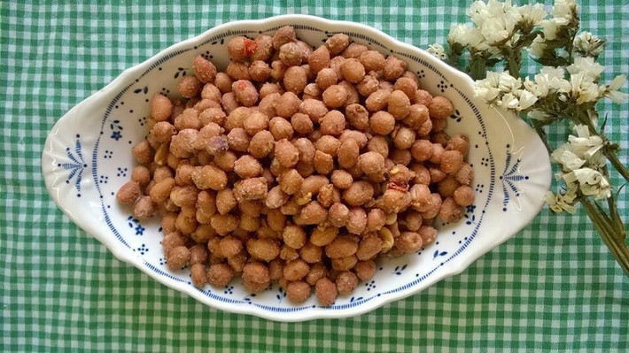 Đậu phộng 30 vị: Đây có lẽ là món ăn mà khó kiếm ở đâu khác ngoài Phú Quốc. Đây thực ra là một sản phẩm của một doanh nhân người Pháp giới thiệu tới du khách du lịch Phú Quốc. Có mặt tại đó, bạn có thể tận mắt chứng kiến quy trình làm từ đầu đến cuối và còn được mời ăn thử trước khi mua nữa.