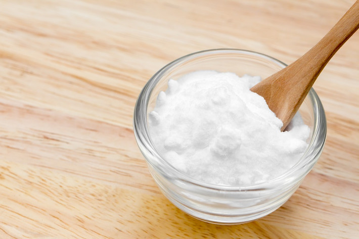 Làm mờ sẹo: Công thức làm mờ sẹo từ baking soda là loại mỹ phẩm xanh tuyệt vời giúp làm mờ sẹo và mụn. Trộn đều hỗn hợp gồm mật ong và baking soda. Sau đó, bôi chúng lên mặt. Để trong 10 phút và rửa sạch bằng nước.