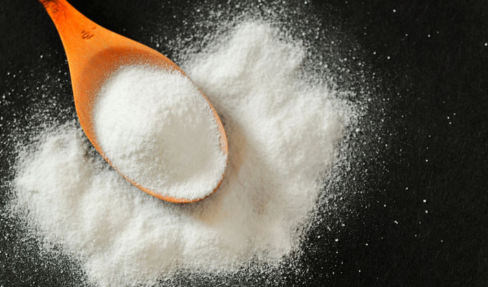 Sữa rửa mặt: Rửa mặt bình thường, sau đó pha hỗn hợp ba phần baking soda với một phần nước và xoa lên mặt, massage nhẹ nhàng để làm sạch sâu. Rửa sạch với nước và cảm nhận làn da mịn láng. Ảnh: Internet.