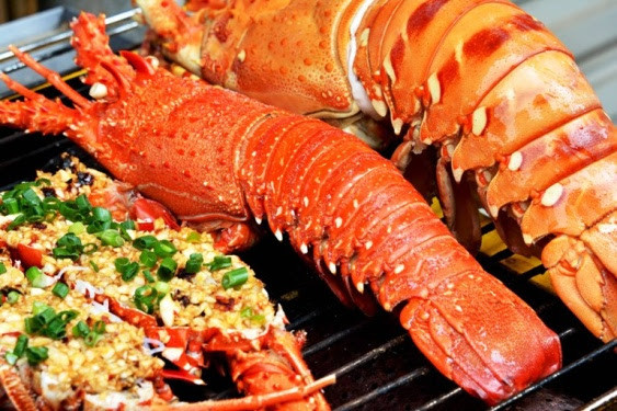 Tôm hùm: Bên cạnh cua huỳnh đế thì tôm hùm ở đảo Lý Sơn cũng rất tươi ngon và chắc thịt. Hơn thế, tôm hùm ở Lý Sơn có giá rất mềm so với nhiều địa điểm du lịch khác, khoảng 550.000 đồng/kg khi bạn mua tươi ở chợ. Nếu bạn đi du lịch cùng bạn bè, thì nên mua tôm hùm rồi nhờ chủ nhà chế biến thật không khó. Ăn như vậy chẳng những tươi mà còn rẻ hơn rất nhiều.