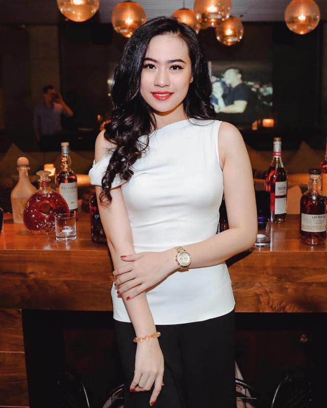 Bạn gái tin đồn của Quang Hải được nhận xét có phần hơi già dặn.