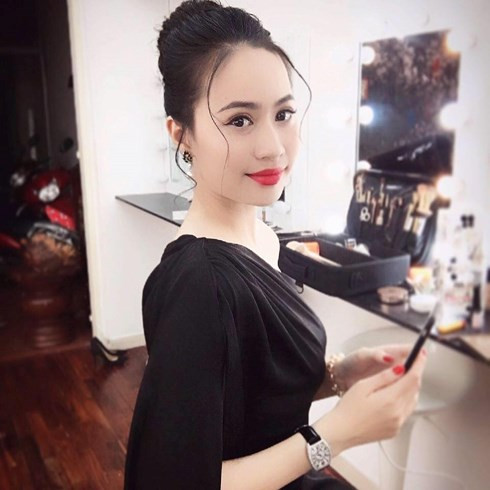 Người đẹp Sài Thành có thói quen sử dụng hàng hiệu. Cô thường xuất hiện trong trang phục của các thương hiệu nổi tiếng, chứng tỏ mức độ chịu chi của mình.