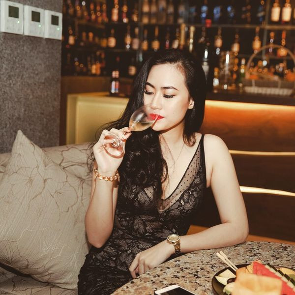 Những bộ đầm đen với phần ngực khoét sâu được hot girl này đặc biệt ưu ái.