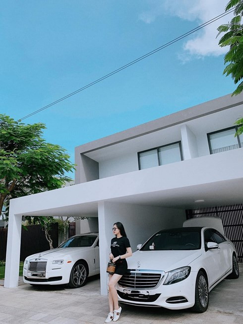 Thảo Mi sở hữu vóc dáng "bốc lửa" và gu thời trang nóng bỏng, sang chảnh.