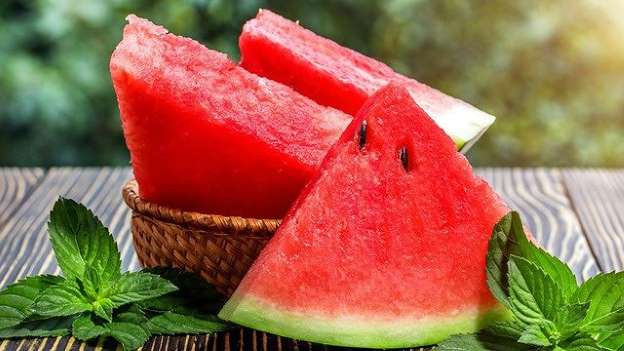 Dưa hấu: Người bệnh thận tránh ăn dưa hấu vì nó giàu hàm lượng kali. Ở những người khỏe mạnh thì dưa hấu rất tốt nhưng những người mắc bệnh thận, suy thận có thể làm tăng rủi ro mắc bệnh tim mạch.