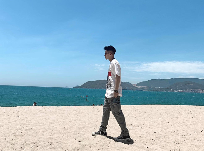Dù mới 19 tuổi nhưng Việt Hoàng đã sở hữu phong cách thời trang ấn tượng, cực "ngầu" với mái tóc cũng được thay đổi kiểu để phù hợp với xu hướng.