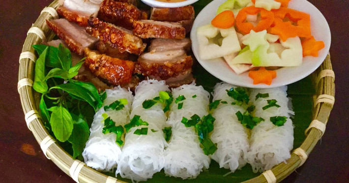 Bánh hỏi thường ăn chung với mỡ hành, thịt quay, thịt nướng, lòng heo… đây là món ăn không thể thiếu trong những dịp lễ, cúng giỗ, cưới hỏi, lễ cúng ở đình, chùa của người dân và là một nét văn hóa ẩm thực của địa phương.