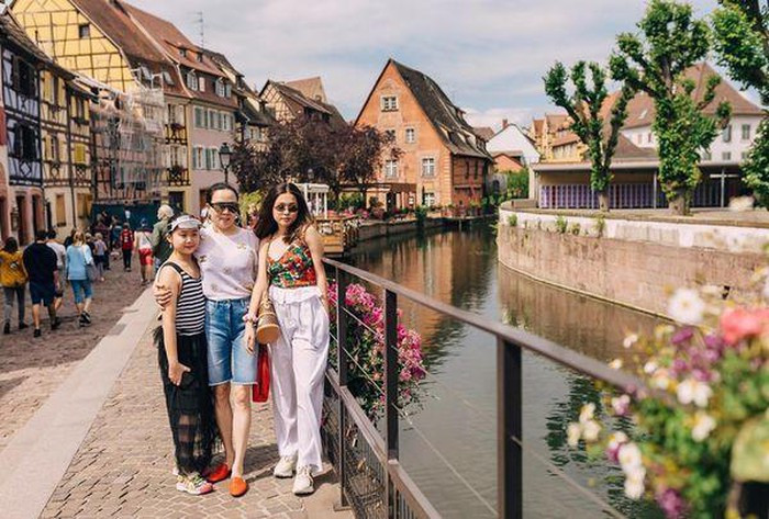 Con gái lớn Phượng Chanel sở hữu đôi chân dài cùng phong cách thời trang khá cá tính.
