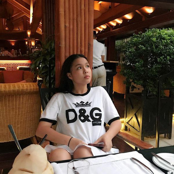 Dù chỉ diện áo phông trắng đơn giản nhưng Susu cũng trông rất thần thái.