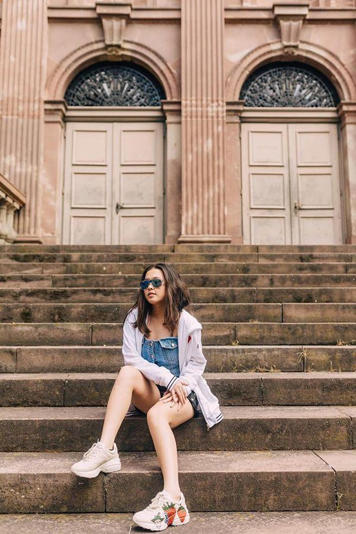 Susu có niềm đam mê hàng hiệu giống mẹ, thế nên có thể thấy street style thường ngày của cô bé luôn có sự xuất hiện của những món đồ hiệu đắt đỏ.