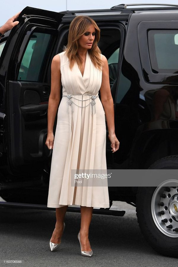 Phong cách thời trang của bà Melania luôn là chủ đề bàn tán của công chúng kể từ lúc bà bước chân vào Nhà Trắng. Mỗi khi xuất hiện, phu nhân tổng thống Mỹ luôn cho thấy vẻ ngoài chỉn chu với những bộ cánh hàng hiệu, tuy đơn giản nhưng đẳng cấp.