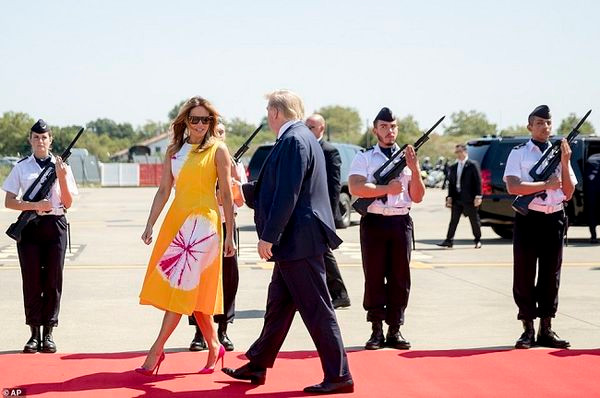 Ngày 24/8 (giờ địa phương), khi vừa xuống máy bay ở vùng tây nam nước Pháp, bà Melania thu hút ống kính với bộ đầm vàng không tay in họa tiết rực rỡ mix cùng đôi giày cao gót Louboutins màu hồng.
