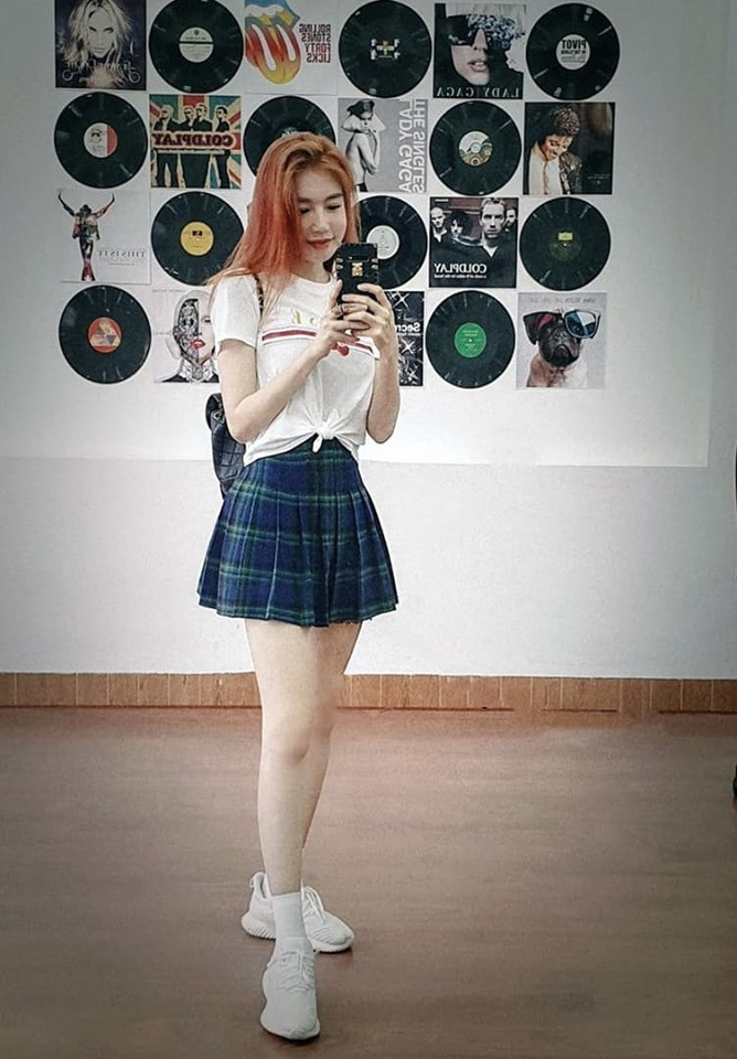 Bà mẹ hai con khá chuộng phong cách nữ sinh nhằm khoe chân dài trắng nõn.