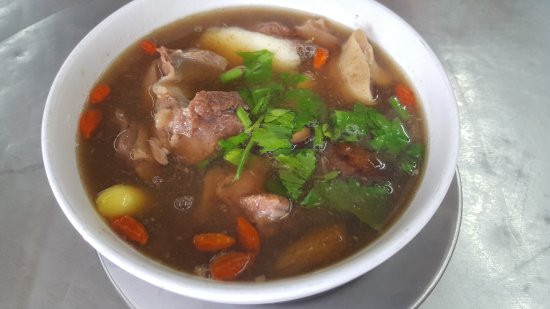Để có được nồi súp bò hầm ngon đậm đà vào ngày hôm sau thì người đầu bếp phải thức dậy từ lúc nửa đêm để đun một cái chảo rất lớn gồm nước, rau củ, xương và các nguyên liệu gia truyền khác để tạo độ ngọt cho nước dùng. Do được đun đúng thời gian quy định nên khi mang phục vụ cho khách, nước dùng đã rất đậm đà và ngon ngọt khó tả.