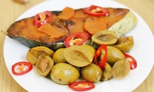 Quả trám vốn là thứ đặc sản của trung du và miền núi phía Bắc, có thể chế biến ra những món ăn dân dã, bình dị nhưng vô cùng “đưa” cơm. Theo Đông y, quả trám có vị chua, ngọt, chát, tính ấm… là vị thuốc trị nhiều bệnh, đặc biệt trong các trường hợp sau.
