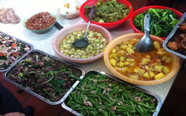 Cơm bình dân: Ngoài những món ăn lạ trên, du khách cũng có thể gọi những món ăn bình dân như rau muống, trứng, thịt kho,...vv. Giá mỗi bữa ăn từ 50.000-80.000 đồng/người. Ảnh: Cùng Phượt, Internet.