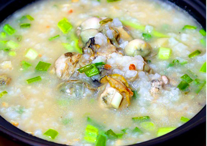 Cháo hà: Con hà là loại hải sản phổ biến, có nhiều ở vùng biển Quảng Ninh. Hà thường sống ở những vùng nước biển trong, luồng thủy triều lên xuống mạnh, chủ yếu ăn sinh vật nhỏ, phù du sống trong nước. Bề ngoài, hà có hình dạng xù xì, có 2 mảnh vỏ cứng bao bọc. Để tách ruột hà ra khỏi lớp vỏ cứng, người đi biển cần khéo tay và có dụng cụ riêng hình dạng chiếc búa nhỏ, nhọn đầu để tách hà.