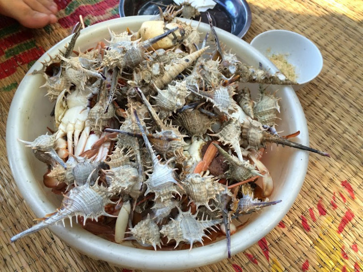 Cái Chiên rất nhiều hải sản ngon níu lòng du khách như các loại ốc, ghẹ, tôm cá, cù kỳ, cua… vừa dễ chế biến vừa vô cùng ngon. Khách có thể tự nướng bên bờ biển hoặc đặt các gia đình chế biến.