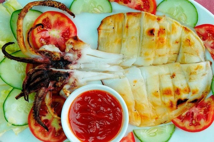 Ngoài ra trong chuyến du lịch Cù Lao Xanh, bạn còn nhiều món hải sản nữa bạn có thể thưởng thức. Ví dụ như cá dìa nướng mọi, mực một nắng, cá mú hấp, cá thoi loi nướng…. Tất cả đều được chế biến từ hải sản tươi sống rất hấp dẫn.