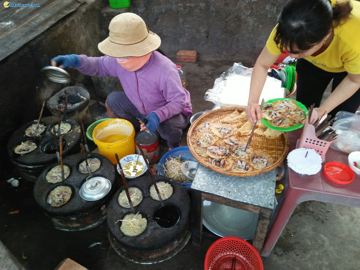 Bánh xèo ở Cù Lao Xanh được bán hàng ngày. Điều đặc biệt làm nên hấp dẫn cho món bánh xèo ở đây đó là bánh xèo được đúc với mực cơm. Mực cơm mới đánh bắt xong, đem lên làm sạch đúc ăn liền nên vị rất ngon và đậm đà. Thưởng thức món bánh xèo mực cơm Cù Lao Xanh là một kỷ niệm khó quên trong hành trình khám phá hòn đảo này.