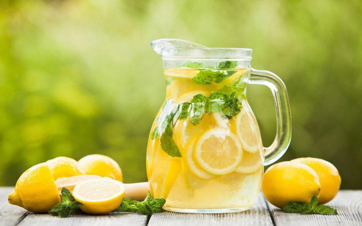 Cân bằng hệ thống miễn dịch: Nước chanh có thể tăng cường hệ thống miễn dịch nhờ nguồn cung cấp vitamin C dồi dào. Nó cũng kích thích gan giải phóng độc tố và giữ cho cơ thể ở trạng thái cân bằng hơn.
