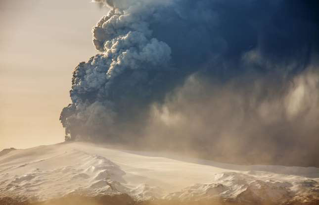 Núi lửa Eyjafjallajökull ở Iceland phun trào "cuồng nộ", như Mẹ Thiên nhiên trút cơn giận dữ xuống Trái Đất.