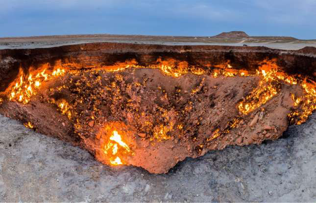 Mỏ khí Darvaza ở Turkmenistan còn được biết đến với tên gọi "Cánh cổng Địa ngục" là một mỏ khí đốt tự nhiên đang cháy. Mỏ khí này sâu ít nhất 20 mét và vẫn bốc cháy từ những năm 1970.