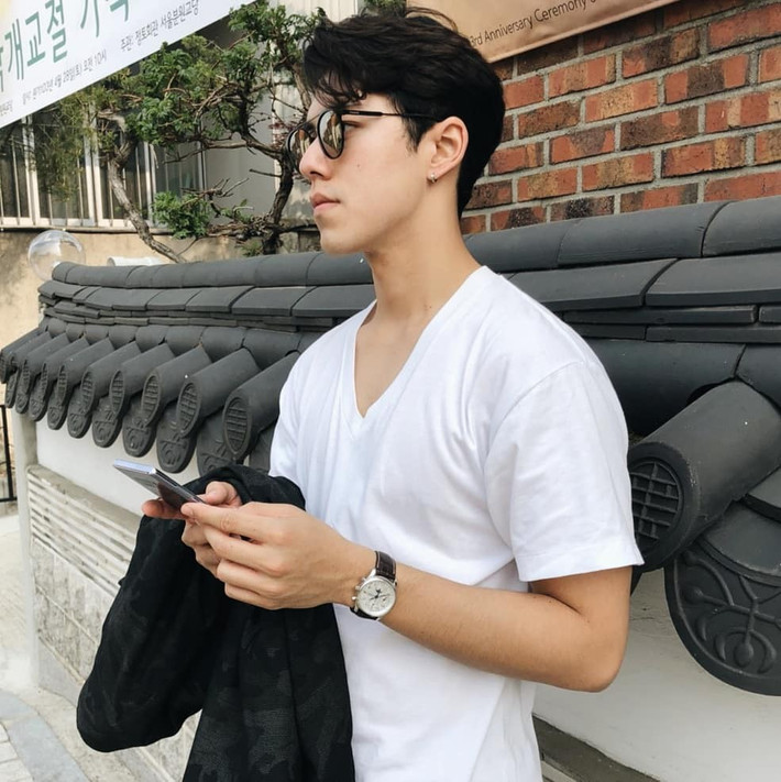 Trang phục thường ngày của Nine chính là áo phông - quần jeans, khi thì thay bằng áo sơ mi cùng những chiếc jacket, hết thảy đều là những món đồ basic.