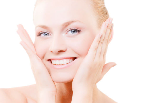 Da mềm mịn: Loại trái cây này giúp tăng cường sản sinh collagen và elastin giúp da mềm và mịn màng hơn. Nước ép lựu hỗ trợ phát triển nguyên bào sợi - các tế bào sản sinh collagen và elastin. Hơn thế nữa, axit pucinic có trong quả lựu giúp ngăn ngừa vi khuẩn, giữ cho da khỏe mạnh suốt ngày dài.
