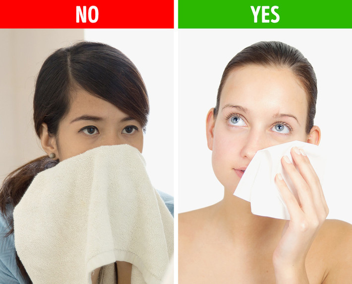 Dùng khăn để lau khô mặt: Thói quen này không tốt cho nhan sắc của bạn. Khăn là nơi sinh sản vi khuẩn. Việc sử dụng khăn lau mặt nhiều lần khiến bạn có nguy cơ bị mụn trứng cá. Sau khi rửa mặt, bạn nên bôi các sản phẩm dưỡng da luôn và điều đó sẽ giữ ẩm cho khuôn mặt tốt hơn.