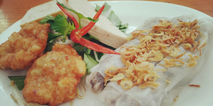 Bánh cuốn chả mực: Nghe món ăn thì có vẻ lạ tai nhưng đây là bữa sáng khá phổ biến đối với người dân Quảng Ninh. Bánh cuốn nóng được tráng bằng mỡ hành mỏng tang bên trong là thịt bằm, nấm và mộc nhĩ bên trong cùng với chả mực ăn kèm, tất cả tạo nên một hương vị vô cùng đặc biệt.