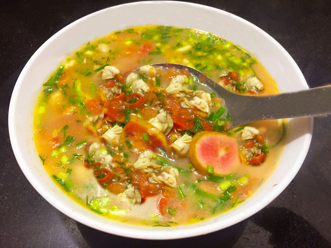 Con hà cồn là loại đặc sản nổi tiếng riêng có của vùng sông Chanh - một nhánh của sông Bạch Đằng huyện Yên Hưng, tỉnh Quảng Ninh. Chúng sống bám vào các dải đá dưới lòng sông và kết vào nhau thành tảng như san hô. Ảnh: Internet.