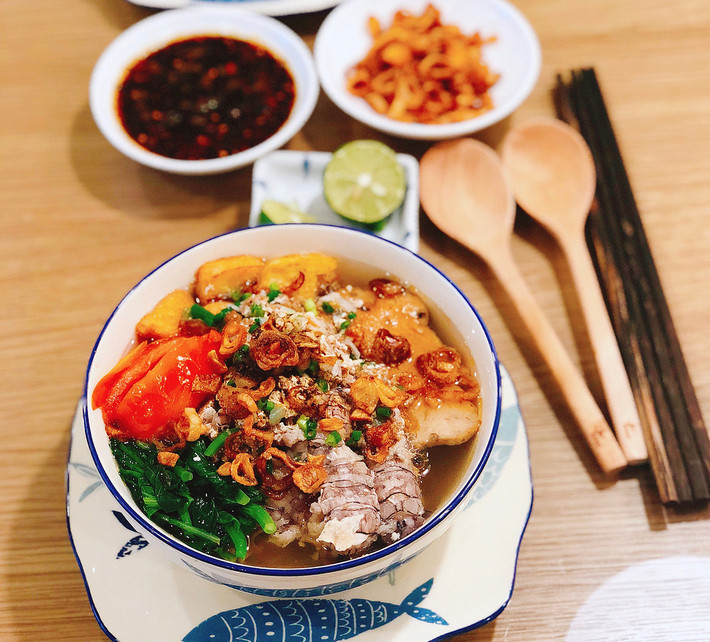Bún hải sản: Là một huyện đảo nên nhắc đến những nguyên liệu làm “nở mặt mày” vùng đất Vân Đồn, thật thiếu sót nếu không kể đến các món ngon "nức lòng" từ tôm, cua hay cá. Món bún hải sản Vân Đồn níu chân du khách không chỉ nhờ những thớ thịt cá, thịt tôm, bề bề tươi xanh bao giờ cũng đầy ăm ắp, mà còn bởi thứ nước dùng đậm đà, tròn vị biển ăn kèm đĩa rau thanh mát.