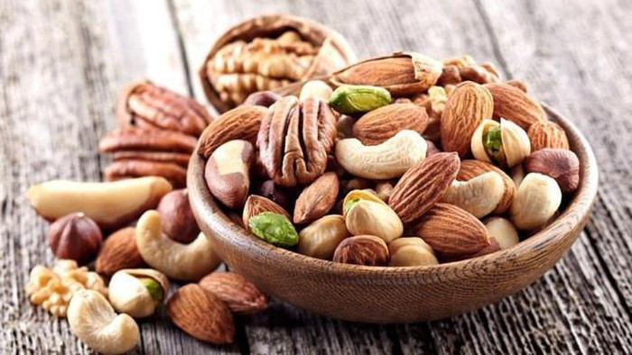 Thực phẩm chứa chất béo không bão hòa như quả óc chó, hạnh nhân và các loại hạt khác chứa axit béo Omega-3 giúp tăng cường sức khỏe tim, chức năng não và sức khỏe thể chất tổng thể. Những loại hạt này chứa axit béo omega-3 giúp cải thiện gan và ngăn ngừa bệnh gan nhiễm mỡ.