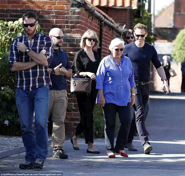 Tom Hiddleston sinh ra ở London và lớn lên ở Wimbledon. Gia đình anh sau đó chuyển tới sống ở Oxfordshire trước khi bố mẹ anh ly hôn năm Tom 13 tuổi.