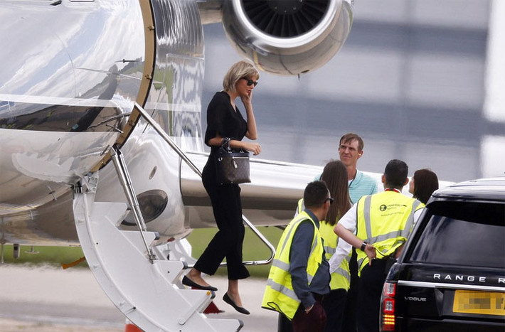 Taylor Swift xuống máy bay riêng khi máy bay vừa hạ cánh xuống Suffolk, Anh.