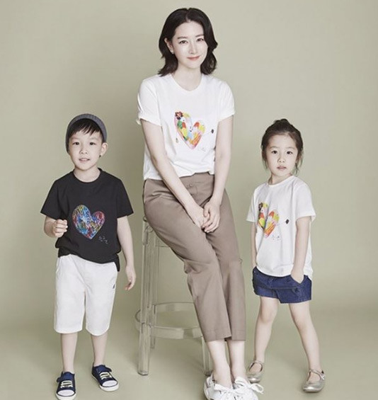 Sau 11 năm vắng bóng trên màn ảnh, quý bà Oxy, biệt danh của Lee Young Ae đã trở lại màn ảnh với một bộ phim truyền hình của đài SBS chiếu vào năm 2016.
