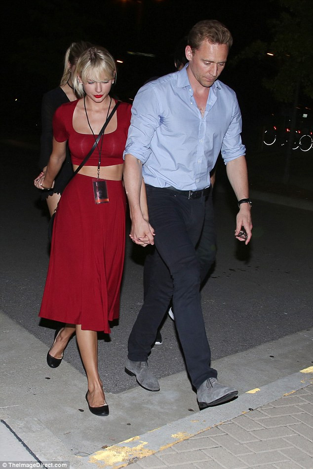 Taylor xinh tươi trong chiếc váy crop-top hớn hở nắm tay tình mới, nam diễn viên Anh quốc Tom Hiddleston.