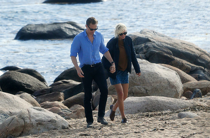 Taylor Swift và Tom Hiddleston đi nghỉ cùng nhau trên đảo Rhode chỉ vài tuần sau khi nữ ca sĩ 26 tuổi chia tay chàng DJ Calvin Harris. Cũng tại đây, mối quan hệ của họ đã được công khai với màn hôn môi thắm thiết.