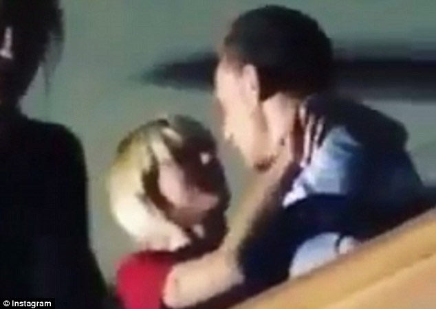 Taylor Swift ra mắt tình mới với bạn bè khi cô liên tục ôm hôn Tom Hiddleston trong buổi biểu diễn của Selena Gomez ở Nashville.