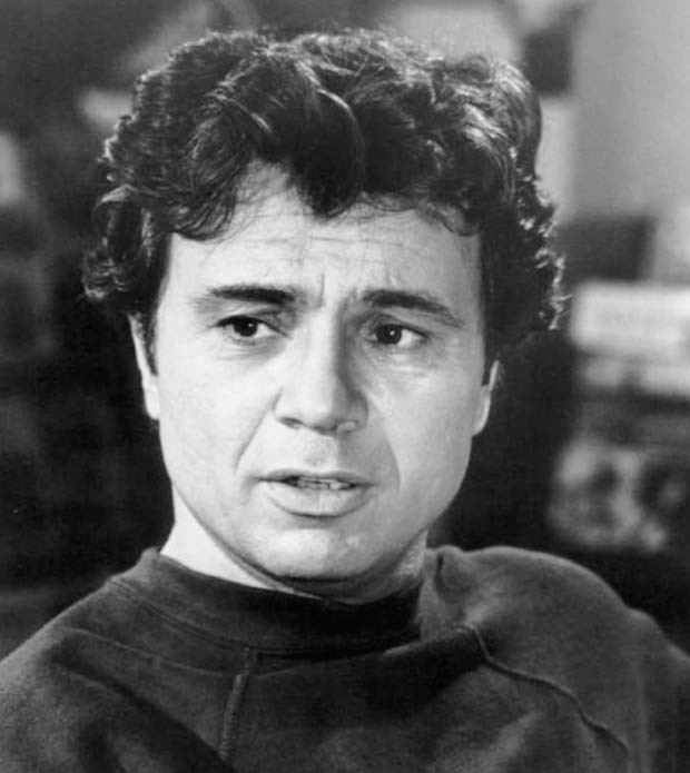 Năm 1967, nam diễn viên Robert Blake đã bắn chết vợ mình khi cô đang đợi xe ô tô bên ngoài một nhà hàng Italy ở California. Blake khai anh quay trở lại nhà hàng để tìm lại khẩu súng để quên trong đó đúng lúc vợ anh, Bonnie Lee Bakley bị bắn chết. Nhưng hai vệ sĩ của Robert lại khai với cảnh sát rằng Robert đã đưa tiền chọ họ để giết vợ nhưng cả hai từ chối. Robert Blake và vệ sĩ của anh đã bị bắt vì liên quan tới cái chết của Bonnie. Sau đó tòa xử Blake trắng án nhưng sau đó lại xử nam diễn viên này có tội.