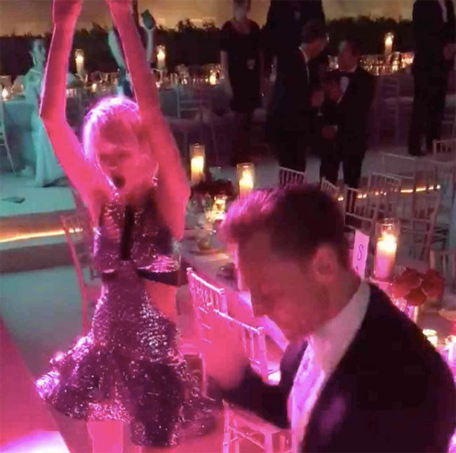 Đến đêm hôm sau, khi diễn ra sự kiện Met Gala, Taylor Swift dường như đã phải lòng Tom Hiddleston khi cô cùng anh nhảy múa rất tình tứ trong buổi tiệc gây quỹ sau sự kiện.