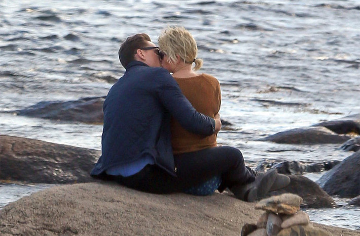 Mọi sự rõ ràng khi paparazzi chộp được ảnh Taylor Swift và Tom Hiddleston hôn nhau thắm thiết trên đảo Rhode.
