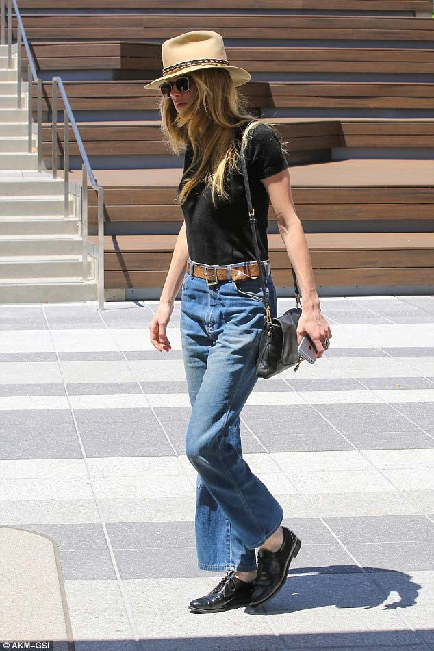 Trông Amber Heard xơ xác, gầy gò chứ không tràn đầy sức sống như trước.