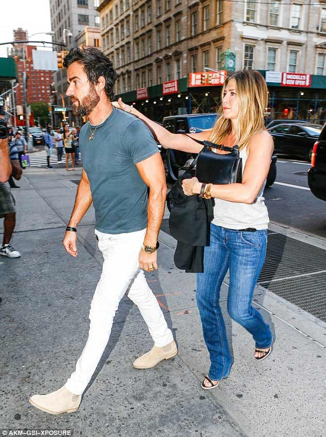 Kết hôn ở tuổi đã cao nên việc Jennifer Aniston có thai hay không luôn là đề tài được báo chí quan tâm.