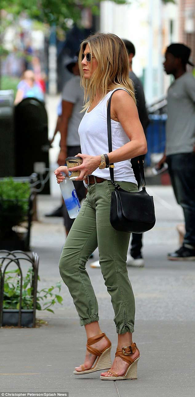 Bí mật trẻ đẹp của Jennifer Aniston là uống đủ nước và ngủ đủ giấc. “Tôi luôn cố ngủ ít nhất 8 tiếng/đêm và uống 3 lít nước Smartwater mỗi ngày”.