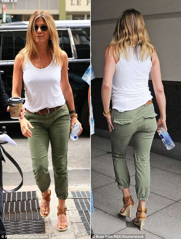 Mặc dù trang phục rất kín đáo, nhưng Jennifer Aniston lại thu hút mọi ánh nhìn vì ngôi sao Friends không mặc nội y.