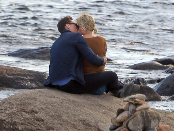 Sau vỏn vẹn chưa đến hai tuần chia tay người yêu Calvin Harris, Taylor Swift đã bị bắt gặp ôm hôn thắm thiết với một người đàn ông khác, nam diễn viên người Anh, Tom Hiddleston.